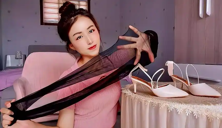 【虎牙小珂】珂珂试穿白色一字带高跟凉鞋,搭配黑色丝袜,没想到效果