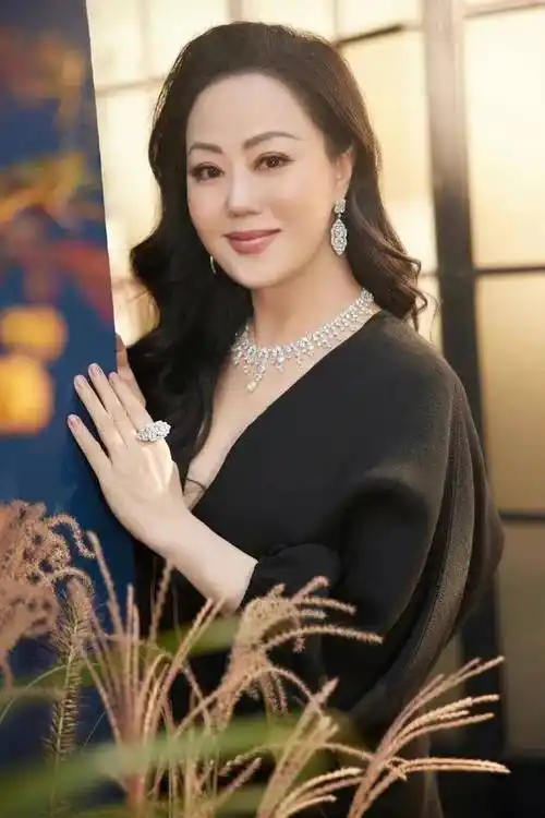 富贵女人还得看章小蕙,59岁身材珠圆玉润,穿搭却优雅又高级_造型_女性