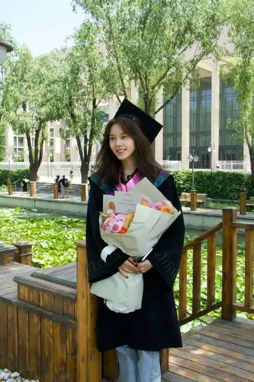 赵今麦学士服照