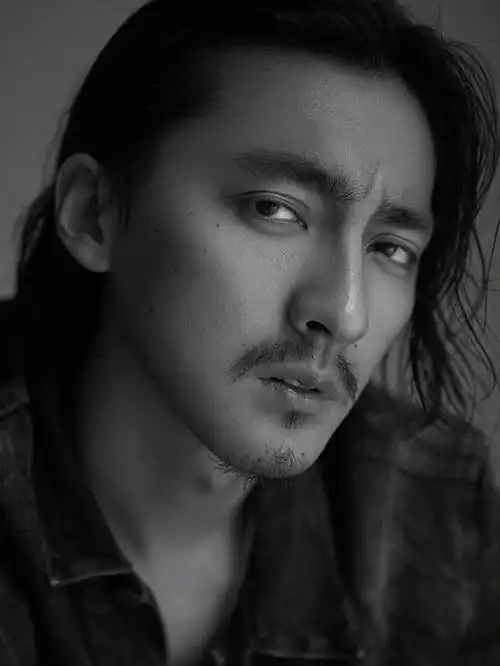 一组痞痞的演员宣传照