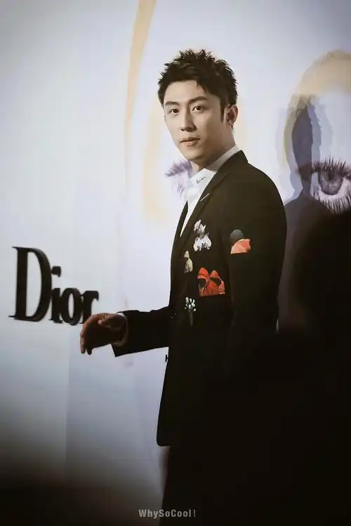 dior香氛世家大使黄景瑜出席"the.art.of.color"艺术展