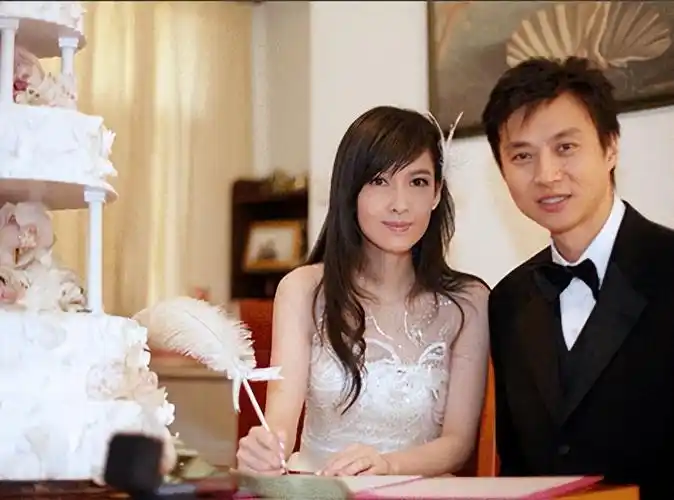 随着年龄的增长,倪震也学会了很多改变了许多,懂得和周慧