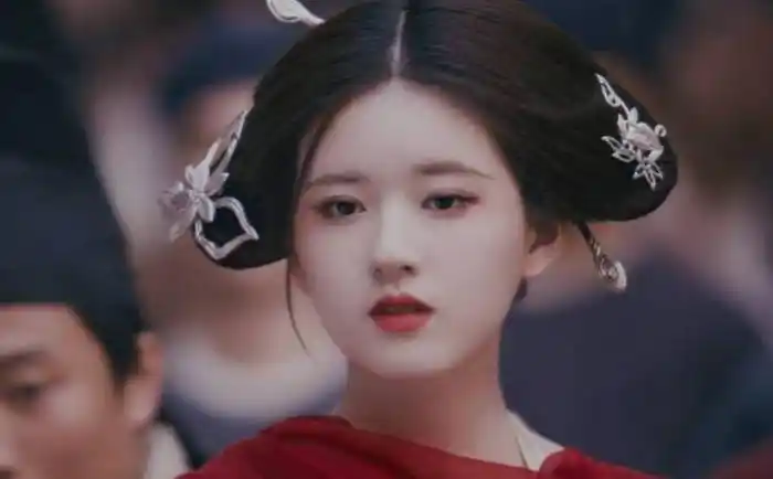 原创赵露思把抱枕放在大腿上坐姿也与众不同网友防护意识太强了