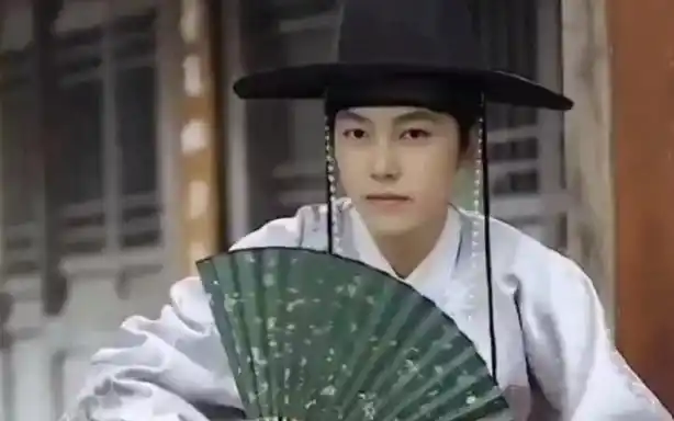 韩国的黑笠帽脱胎于明制大帽,虽形似,但骨不同.是明代赐服制度的产物.