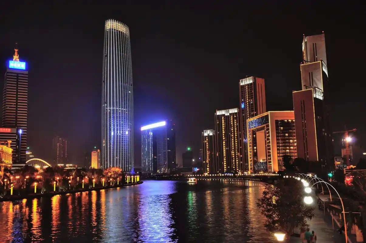 海河夜景 天津海河风景线,宛如一幅长长的风景画卷.