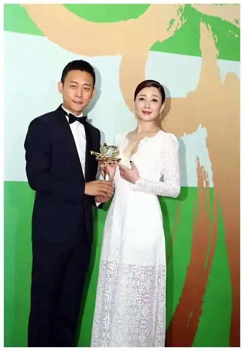 张译带父母回老家探亲低调朴素尽显家庭温暖