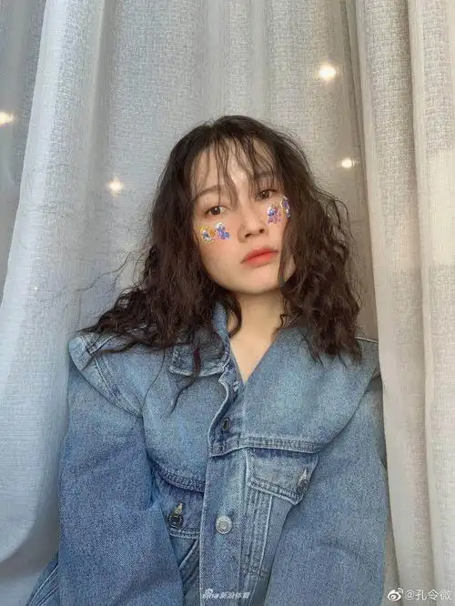 女飞人孔令微戴墨镜晒搞怪自拍