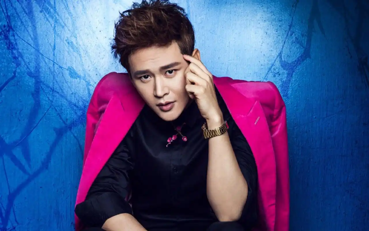 黄宥明霸道总裁范西装写真图片桌面壁纸高清大图预览1920×1200_大陆