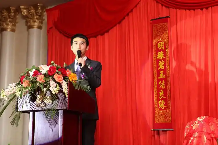 1986年11月出生,中国著名婚礼主持人及婚礼主持人导师,毕业于 a