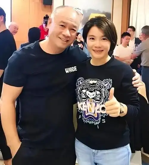 李宁62岁妻子美貌不减,与李宁合照宛如父女!