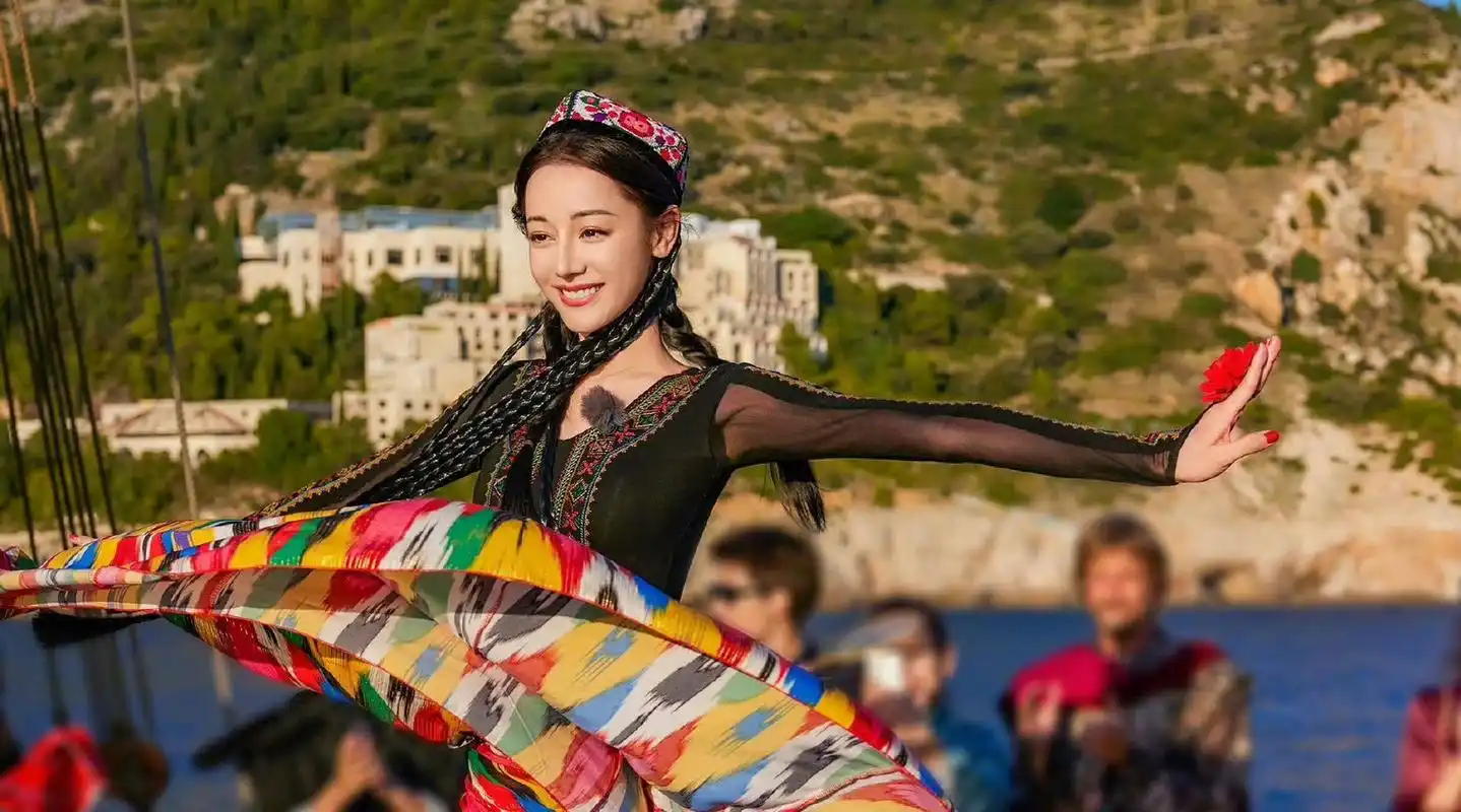 迪丽热巴跳新疆舞出圈,还获得了外交部的推荐!