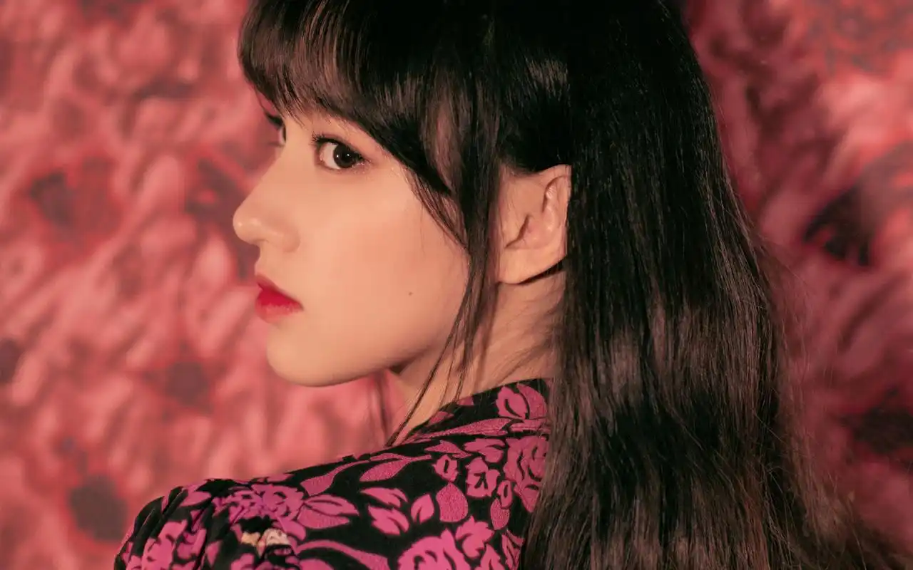 程潇清新甜美写真高清桌面壁纸