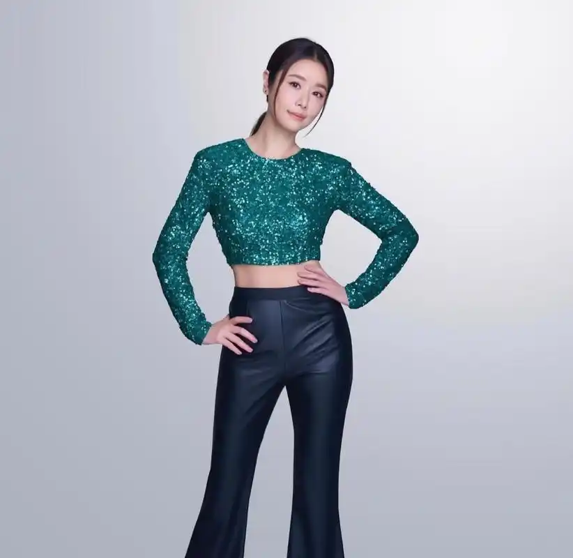 林心如穿绿色亮片上衣搭配黑色长裤,大秀小蛮腰,又瘦又美又青春,满满