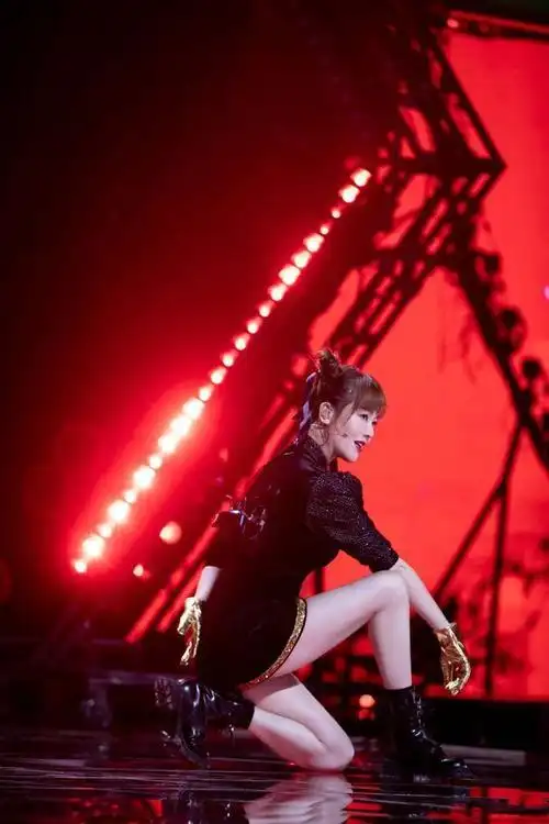 《浪姐2》左小青被淘汰,穿旗袍跳舞甜美娇俏,43岁状态不输小花