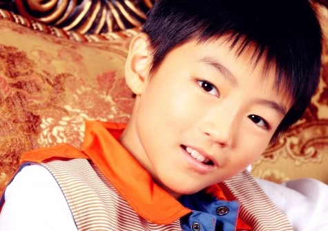 王俊凯在公众场合抽烟,姿势娴熟,看到照片后,才知道原来是这样