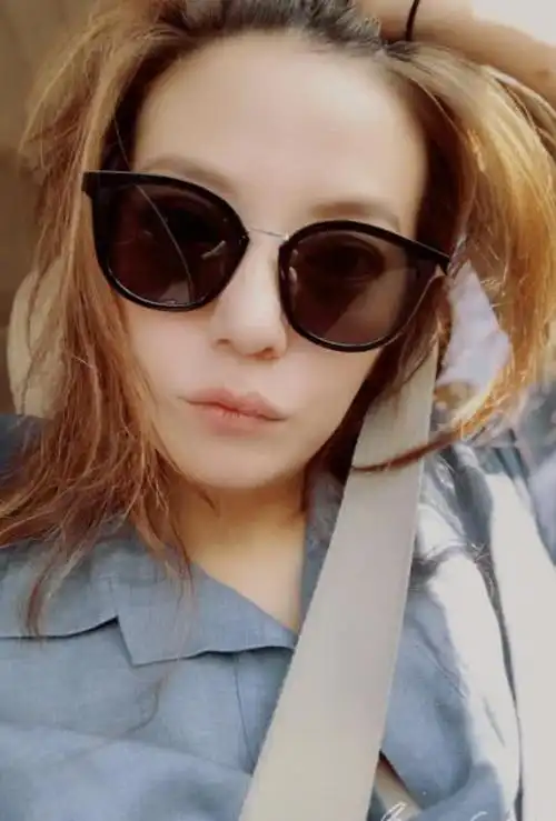 赵薇穿浅蓝连身裙容貌动人晒素颜照坦言不懂化妆