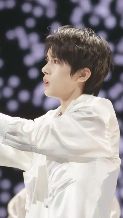 易烊千玺怼脸侧颜照##易烊千玺送你一朵小红花