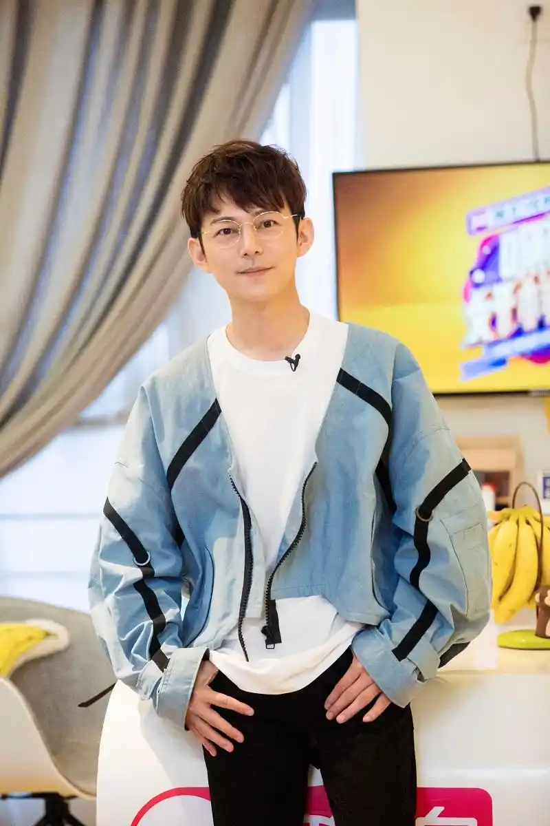 被问到另一半与前任保持联系,你会介意吗,何炅一句话展示高情商