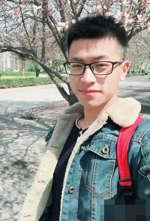 大学男生剃阳光帅气平头 清纯干练的男学生短头发