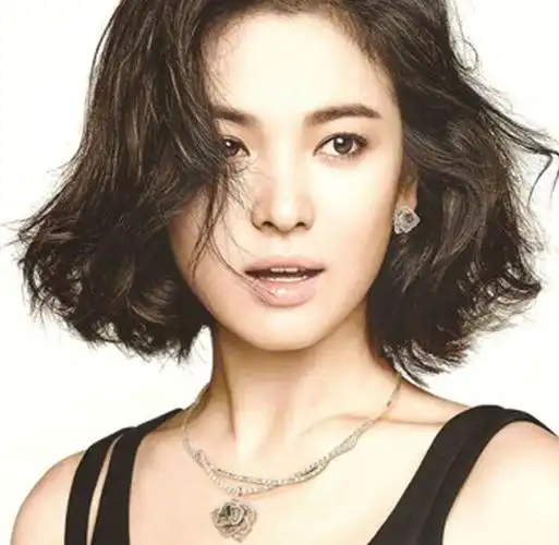 9款大脸方脸适合发型都有哪些?这些发型有哪些特点?-图1