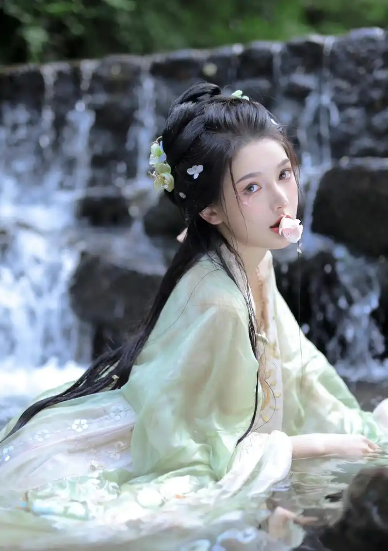 太拼了!女生穿"汉服"下水拍摄,美得让人心动