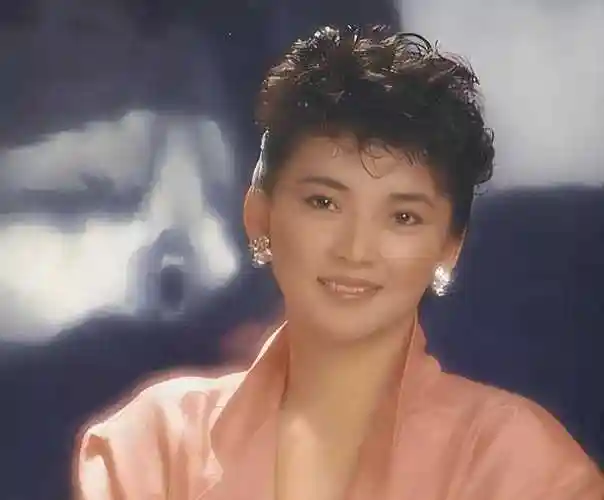 她是金马影后,嫁入香港高官家庭,65岁仍魅力四溢_胡慧中_人生_生活