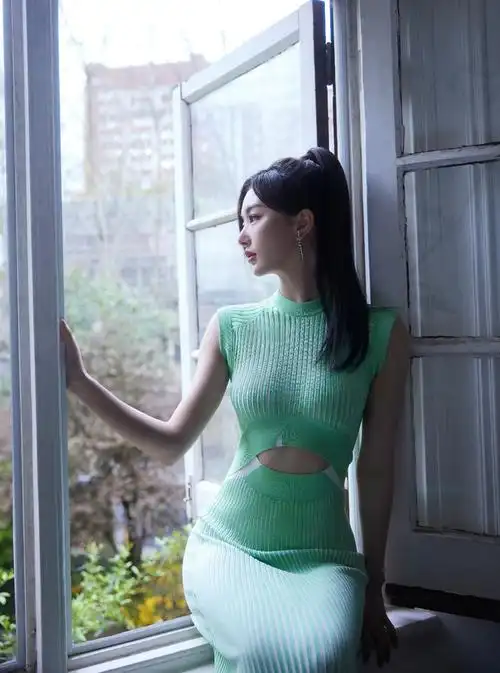 明星写真孔雪儿绿色露脐连衣裙时尚美拍五官精致身材性感婀娜