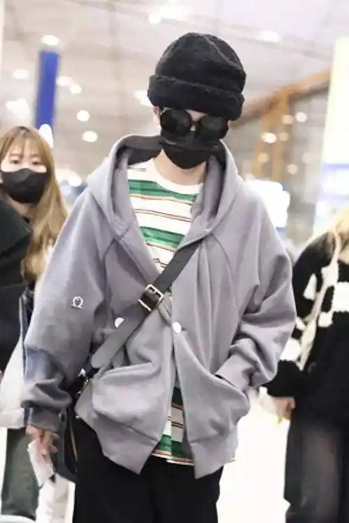 知名歌手汪苏泷街拍照曝光,条纹衫搭配小帽,随性又帅气_休闲_风格