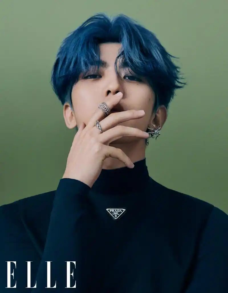 蔡徐坤蓝发亮相《elle》三月刊封面内页大片曝光