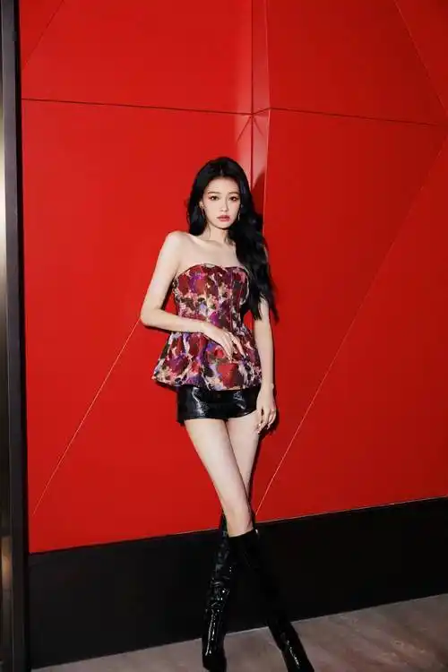 孙怡这腿太长了吧,印花抹胸搭黑色皮短裤长筒靴,长得美就是任性_身材