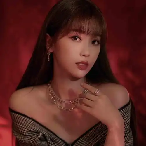 虞书欣时尚气质头像,明星头像图片-回车桌面