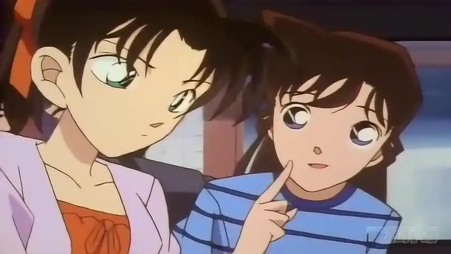 和叶开始嫉妒小兰跟平次穿的情侣装,知道真相后的小兰果断换了件衣服