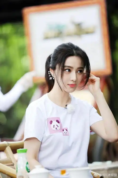 范冰冰穿中学生校服梳麻花辫毫无违和感