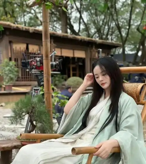 赵丽颖和替身合照