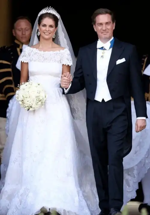 王冠下方搭配一圈白色花朵,显得清新自然.