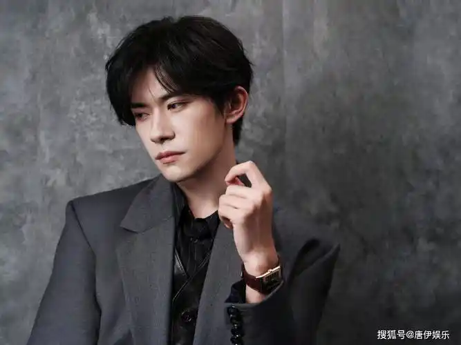 tfboys易烊千玺荣获bazaar年度icon,展现真我风采