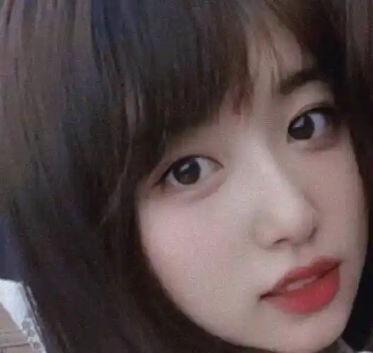 原创孔雪儿旧照曝光截图放大五倍仔细看五官有没有变化很明显