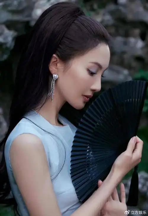 金晨冷色调妆容衬托清冷气质穿鱼尾裙秀性感蛮腰