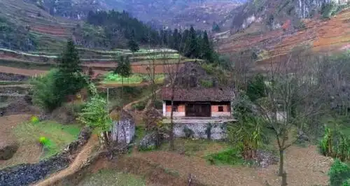 贵州山中发现一座典雅四合院,一户人家在此隐居,舍不得搬走