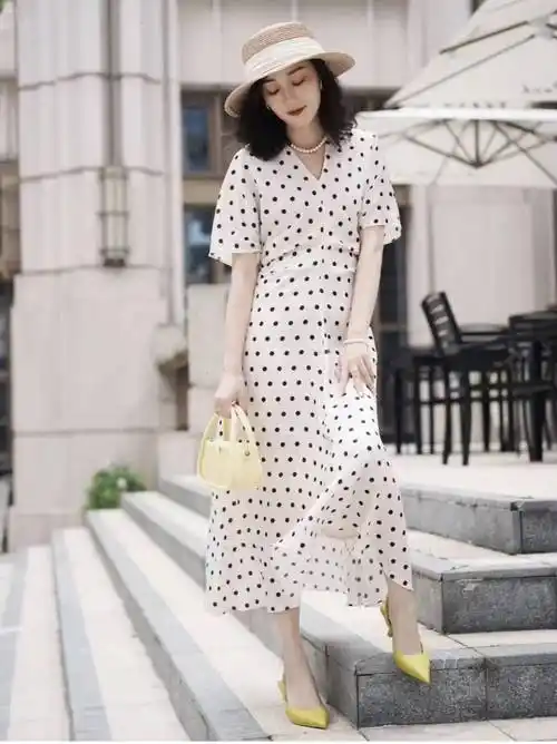 原创波点连衣裙适合什么人穿波点连衣裙配什么鞋子好看
