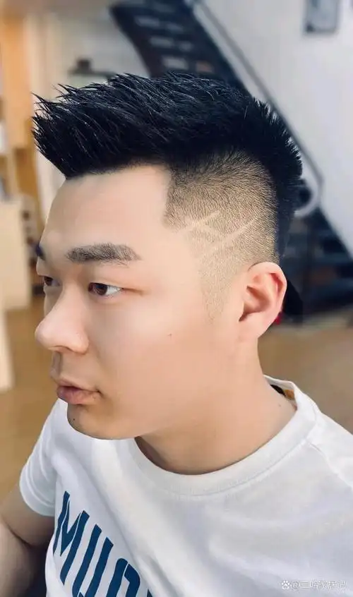 这些男士发型就是不一样,时尚帅气很有特色,很适合年轻男士