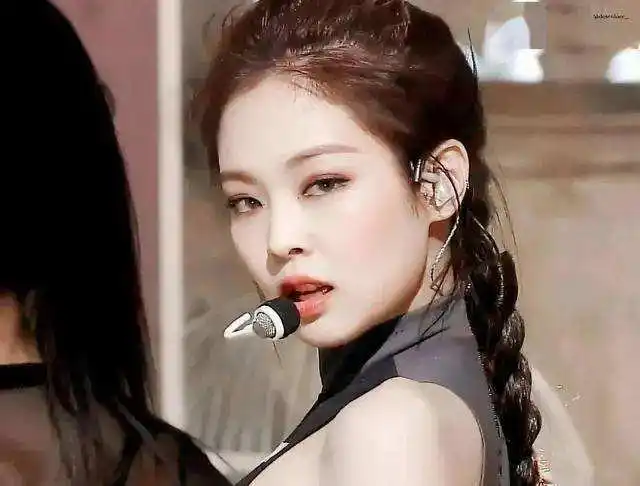 别看台上的妮妮凶里凶气的,可也架不住脸上肉嘟嘟,看过妮妮的侧脸照