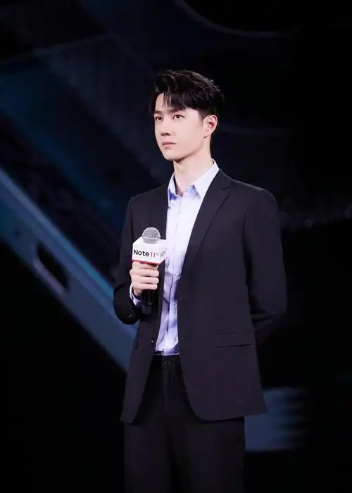 王一博穿安踏参加小米的夜跑活动,一身黑色套装,路人看了都说帅 - 简