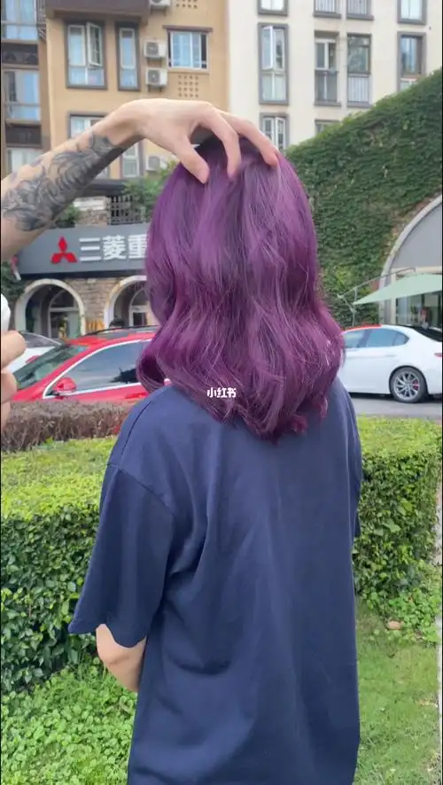 女生染发黑加仑紫
