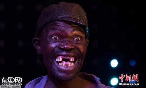 选丑大赛 众多男子角逐"最丑先生"(dt)