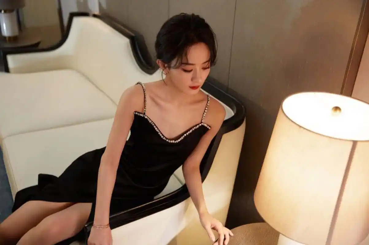 赵丽颖直播造型解析 身穿黑色高定礼服裙搭配黑色高跟鞋, 露出曼妙的