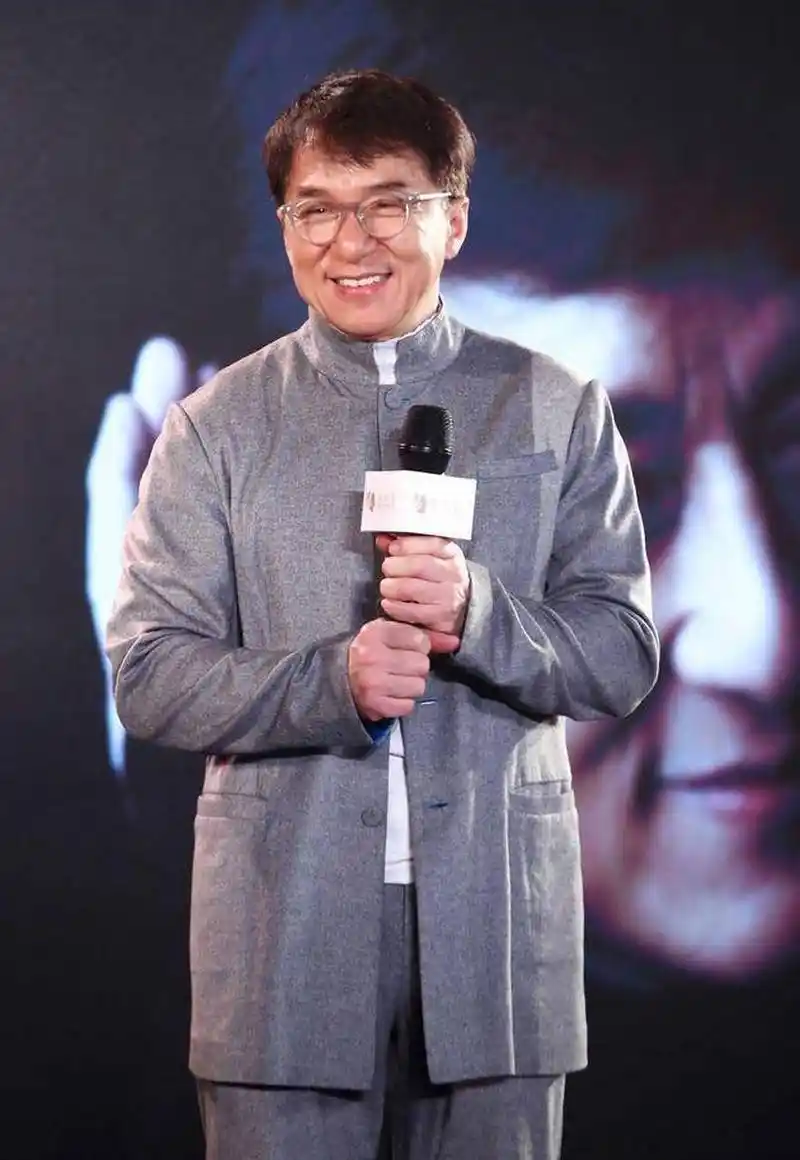 70岁成龙参加活动近照曝光,头发胡子花白尽显老态[流泪].