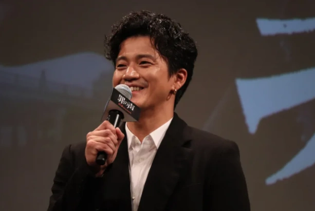 组图:小栗旬出席电影活动 黑色西装笔挺帅气