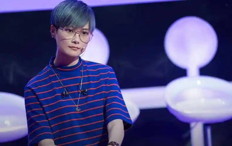 之后,她又登上了美国《时代周刊》的封面,成为了中国大陆流行音乐的领