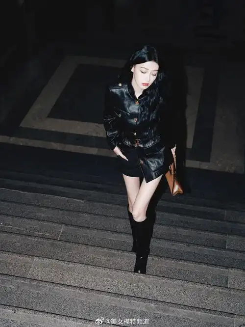 孙怡米兰变酷girl穿黑色皮衣短裤露细长美腿又美又飒
